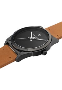 Sort ur med et minimalistisk design, der har en sort skive, sølvfarvede visere og et brunt læderrem. Inkluderer en urkasse i rustfrit stål.