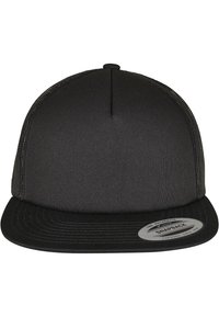 Crni snapback šešir sa strukturiranom krunom, ravnim vizirima, teksturiranom tkaninom i sjajnom srebrnom naljepnicom na lijevoj strani.