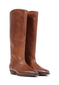 Botas de cuero marrón hasta la rodilla con una textura suave, punta afilada y tacón bajo apilado. Detalles de costura sutiles en los laterales.