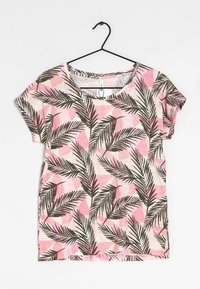 Camiseta de manga corta hecha de tela suave, con un patrón geométrico rosa y blanco adornado con hojas de palmera verde oscuro. Cuello redondo, diseño ligero.