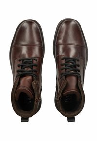 Stivaletti in pelle marrone con una texture liscia, lacci neri e un dettaglio con zip a contrasto sul lato.