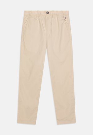 Beige bukser med elastisk talje, knaplukning, sidelommer og lille Tommy Hilfiger-logo på højre lomme.