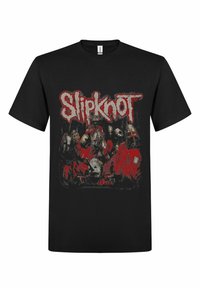 Sort bomulds t-shirt med et grafisk design, der har ordet "Slipknot" i rødt og en collage af maskerede figurer i mørke toner.