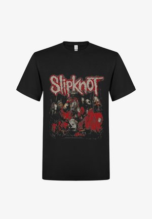 Camiseta de algodón negra con un diseño gráfico que presenta la palabra "Slipknot" en rojo y un collage de figuras enmascaradas en tonos oscuros.