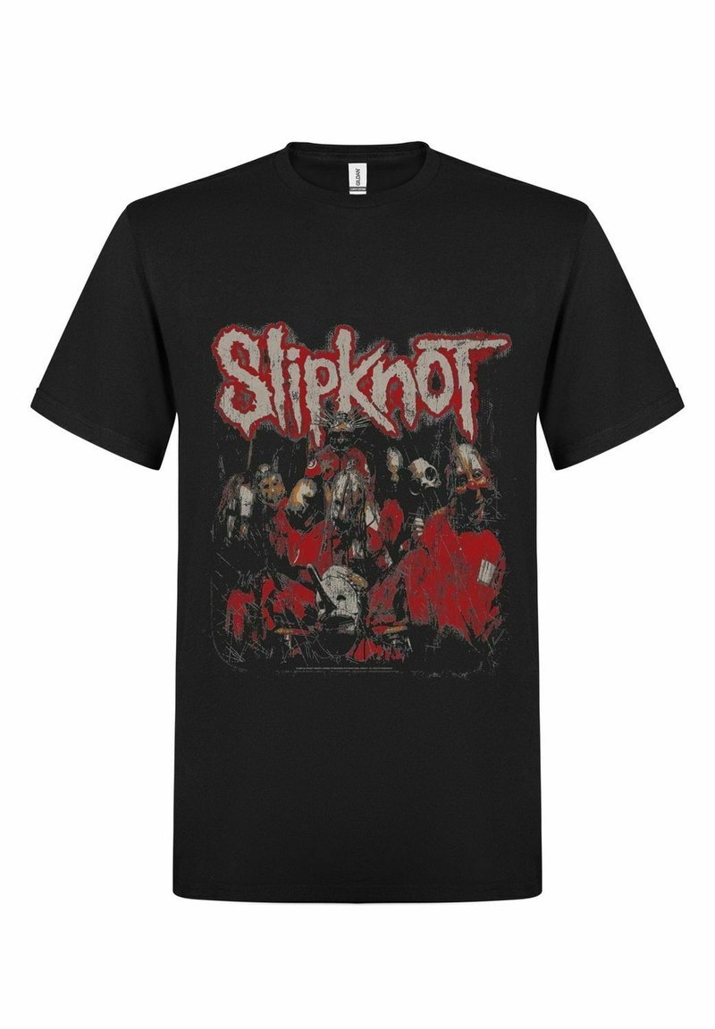 Sort bomulds t-shirt med et grafisk design, der har ordet "Slipknot" i rødt og en collage af maskerede figurer i mørke toner.