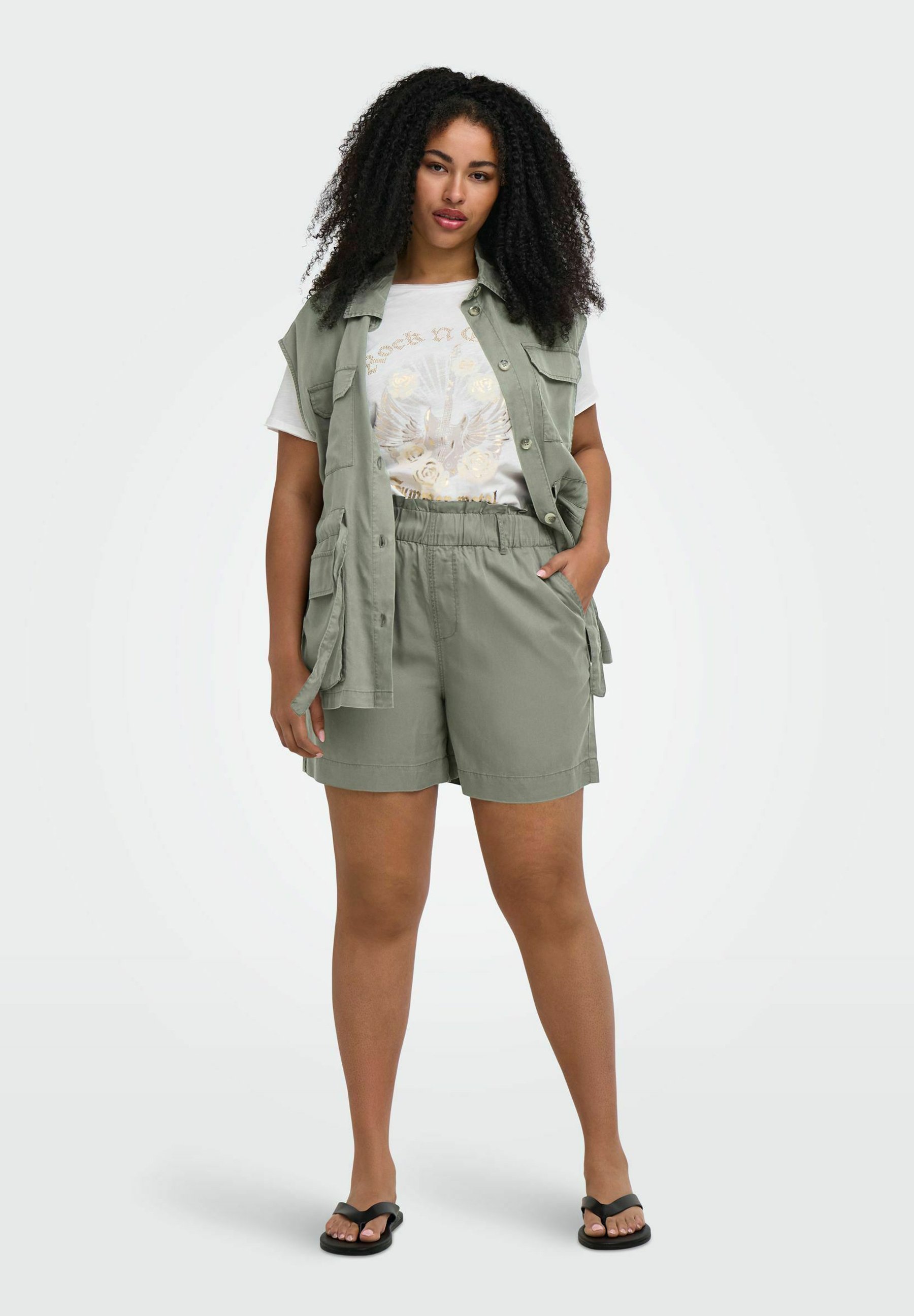 ONLY Carmakoma SHORTS CARZANZI REGULAR FIT SHORTS - Shorts
