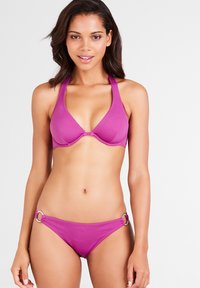 Set di bikini viola con top a collo halter di forma triangolare e slip a vita bassa con accenti in metallo circolari.