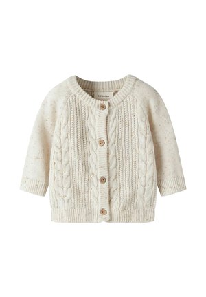 Cardigan bébé tricoté couleur crème avec motif torsadé, quatre boutons en bois à l'avant et manches longues.
