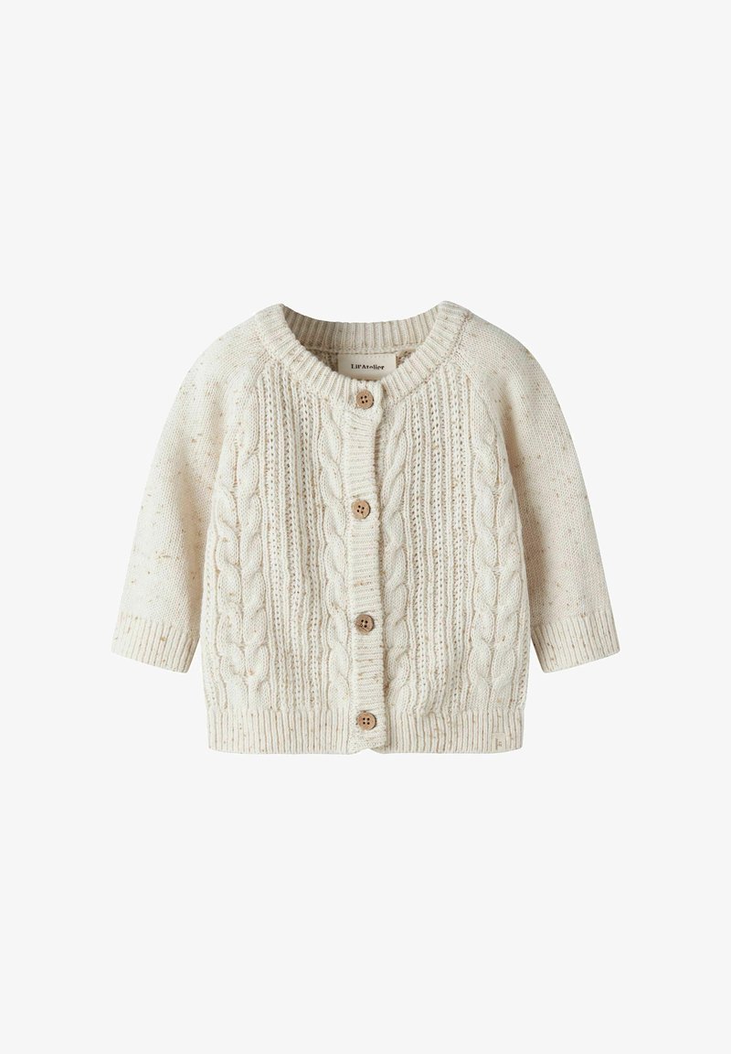 Cardigan bébé tricoté couleur crème avec motif torsadé, quatre boutons en bois à l'avant et manches longues.