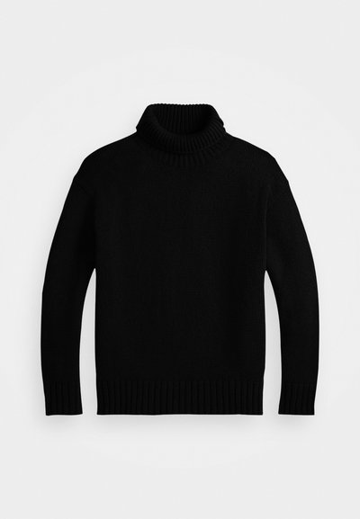 Svart stickad polotröja med långa ärmar och ribbade manschetter och nederkant, liggande platt mot en vit bakgrund.