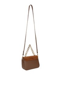 Borsa a tracolla in pelle marrone con una morbida patta in suede marrone. Presenta una catena e una tracolla dorate. Forma rettangolare con una superficie testurizzata.