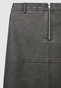 Gonna nera in ecopelle con chiusura a cerniera, forma rettangolare, cuciture strutturate e texture liscia, con passante per cintura in vita.