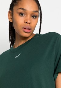 Nike Sportswear TEE  - T-shirt básica - pro green