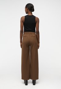 Object OBJLISA WIDE NOOS - Trousers - dark earth