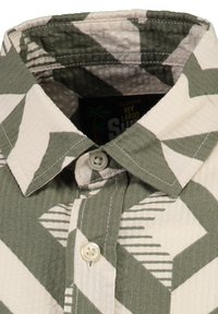 Kurzarmpullover mit geometrischem Muster in Olivgrün und Weiß, aus strukturiertem Stoff, mit Knopfverschluss und Kragen.