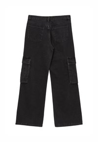 Pantaloni cargo neri in denim con taglio a gamba ampia. Presentano due tasche cargo laterali e due tasche posteriori, rifinite con rivetti.