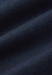 Granatowa tkanina o delikatnym, teksturowanym splocie i lekko refleksyjnej powierzchni, ukazująca głębię i bogate wariacje kolorystyczne.