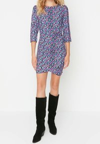 Trendyol Pouzdrové šaty - purple