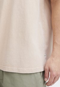 Solid SDISMAIL - Nyomott mintás póló - rugby tan