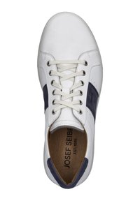 Bílé kožené tenisky s námořnickými akcenty, šesti očky a texturovaným vzorem. Hnědá stélka s viditelným názvem značky.