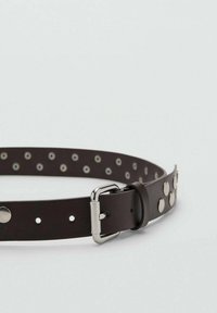 Rjav usnjen pas z metalnimi čepi in zakovicami, s srebrno sponko in gladko teksturo, zasnovan z enakomerno razporejenimi luknjami.