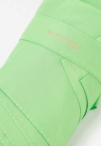 Portefeuille en tissu vert avec une surface texturée, présentant des accents cousus et le logo en relief "WITTCHEN" en rose clair.