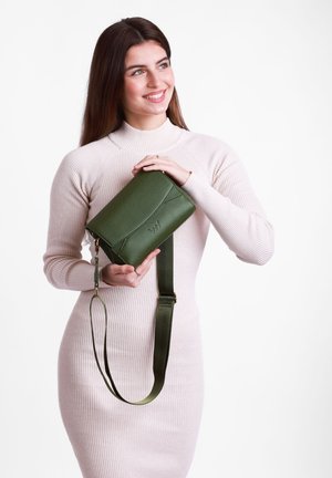 Grüne Leder-Umhängetasche mit glatter Oberfläche, rechteckiger Form, einem Vorderklappenverschluss und verstellbarem Riemen.