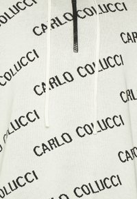Biela mikina s čiernym potlačeným logom "CARLO COLUCCI". Má polookrúhly zips a šnúrky. Pletená textúra, neformálny dizajn.