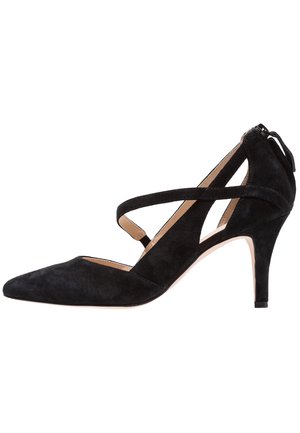 Sort ruskind højhælet sko med spids tå, udskårne sider og krydssnor-design. Har en 3-tommer hæl og lynlåsbagpå.