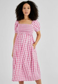JoJo Maman Bébé SHIRRED MATERNITY MIDI  - REGULAR FIT - Kasdienė suknelė - pink gingham