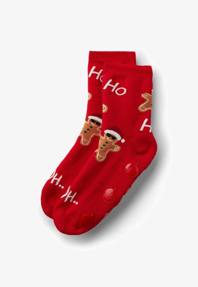 Rote Baumwollsocken mit Lebkuchenmann-Motiven, die Weihnachtsmützen tragen, und dem Schriftzug „Ho Ho“. Rote Anti-Rutsch-Punkte auf den Sohlen.