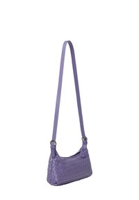 Lilla vævet lædertaske med en buet form, justerbar rem og sidezipper. Har et struktureret mønster og en lille dekorativ mærke.