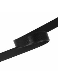 Zwarte riem van glad leer met een getextureerde, gemusterde gesp. Beschikt over een strak ontwerp en een matte zwarte afwerking.