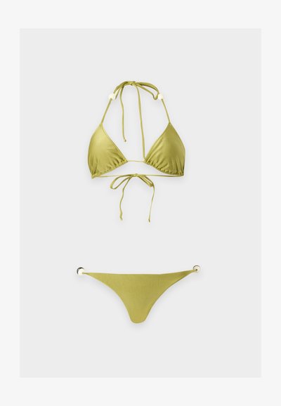 Bikini deux pièces triangulaire vert olive avec liens au cou et détails anneaux métalliques sur le bas du bikini sur fond blanc.