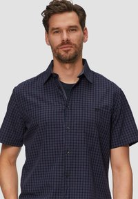 Korte mouwen geruit shirt in donkerblauw met een paarse ruitpatroon, voorzien van een button-down kraag en een enkele borstzak.