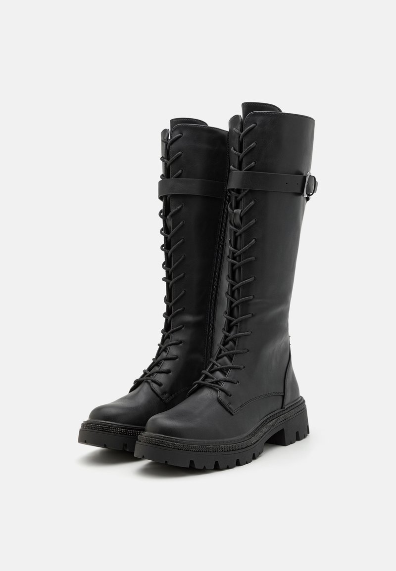 Schwarze knielange Stiefel aus glattem Leder, mit einer Schnürung vorne, robusten Sohlen und einem seitlichen Riemen mit Schnalle.