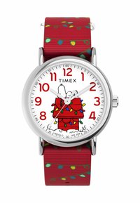 Timex ur med en hvid urskive, røde timemark�ører og et Snoopy-design på et tekstureret rødt rem pyntet med farverige julekugler.