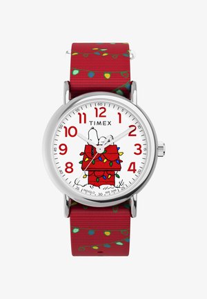 Timex sat sa bijelim brojčanikom, crvenim oznakama sati i dizajnom Snoopyja na teksturiranoj crvenoj narukvici sa šarenim božićnim lampicama.