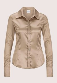 Satin blouse met lange mouwen in beige, voorzien van een puntkraag, knopen aan de voorkant en een getailleerde pasvorm. Soepele textuur met een glanzende afwerking.
