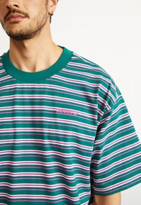 adidas Originals 80S LOOSE STRIPED - T-shirts med print - collegiate green
