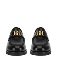 Juodi odiniai klasikiniai bateliai su auksiniu logotipu iš metalo, pintais detalėmis palei kraštus, prigludusiomis juodomis padais ir lygiu, blizgiu paviršiumi.