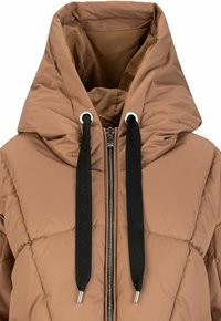 Braune gepolsterte Jacke mit großer Kapuze, schwarzen Kordeln und silbernem Reißverschluss. Verfügt über ein gestepptes Design und eine glatte Stoffoberfläche.
