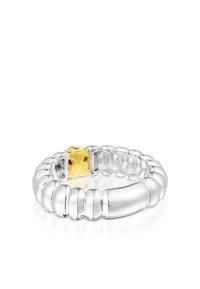 Anillo de plata con un diseño texturizado, que presenta segmentos alternados lisos y redondeados, acentuado por un cierre de oro en el punto de conexión.