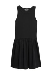 Černé bezramínkové šaty s přiléhavým živůtkem a rozšířenou sukní. Vyrobené z měkké tkaniny, s nařaseným pasem a bez viditelných vzorů.