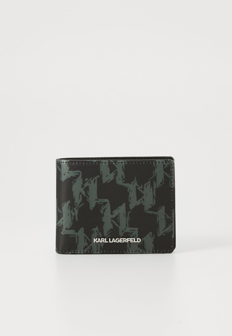 Musta lompakko tekstuuripinnalla, jossa on tummanvihreä kuviollinen muotoilu. "KARL LAGERFELD" -logo valkoisena alareunassa. Tiivis muoto.