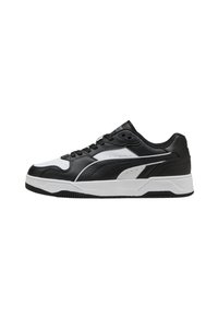 Sneaker in bianco e nero con design a scarpa bassa, chiusura con lacci, pannelli in pelle testurizzata e suola bianca spessa con suola nera.
