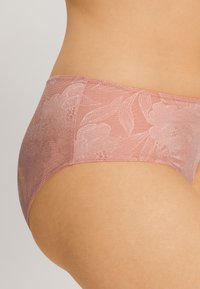 Spets hipster-trosor i mjuk rosa, med ett blommönster, en slät yta och låg midjehöjd. Sömlösa kanter för komfort.