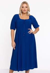 Blauwe midi-jurk met korte pofmouwen, geraffineerde lijfje en een vierkante halslijn. Heeft een trekkoordsluiting aan de voorkant en een gladde stoftextuur.