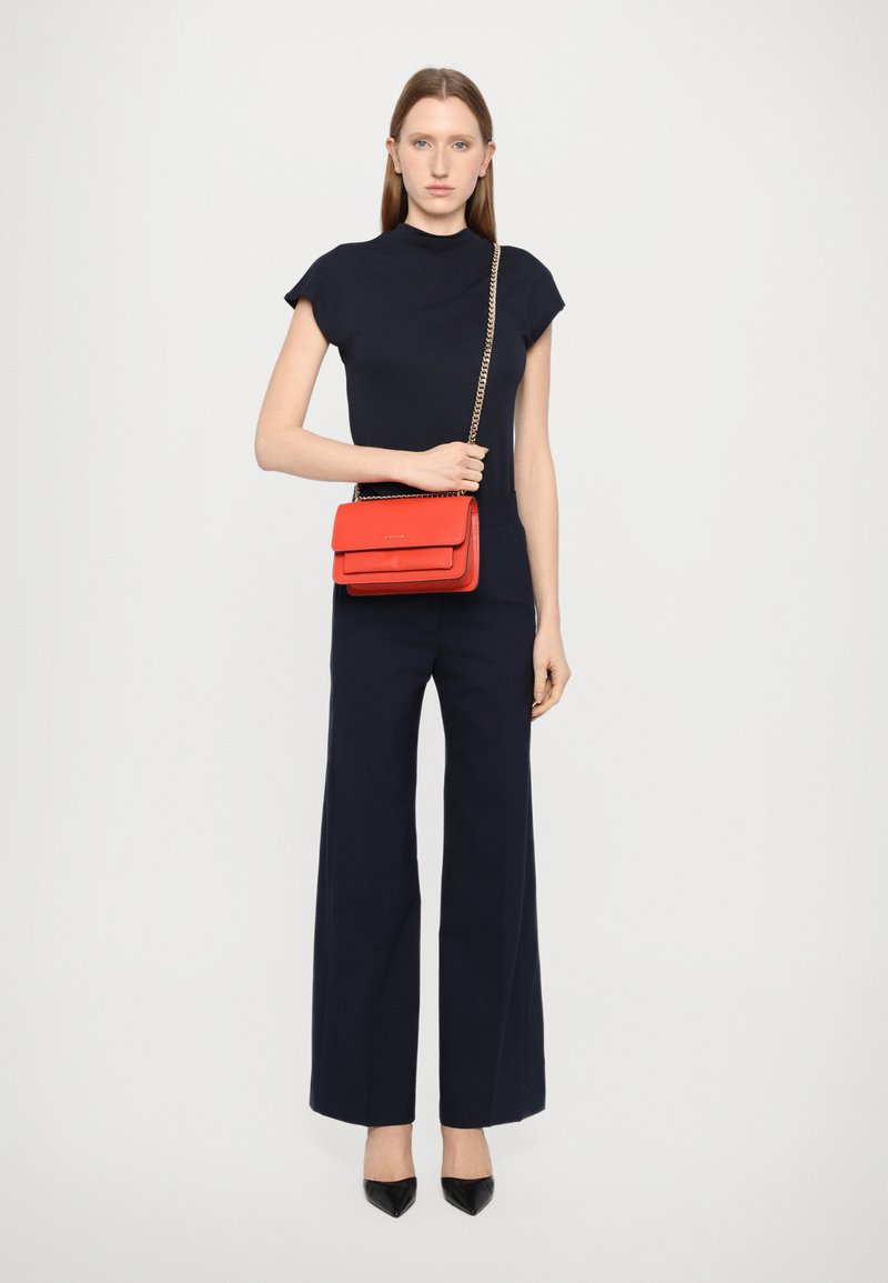 MICHAEL Michael Kors CLAIRE SHOULDER - Soma ar siksnu pāri ķermenim - burnt sienna