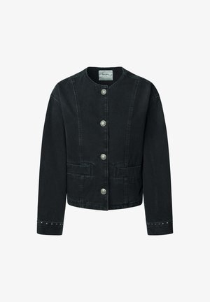 Chaqueta de mezclilla negra con cuello redondo, cierre frontal de botones, dos bolsillos frontales y acentos de tachuelas en los dobladillos de las mangas.